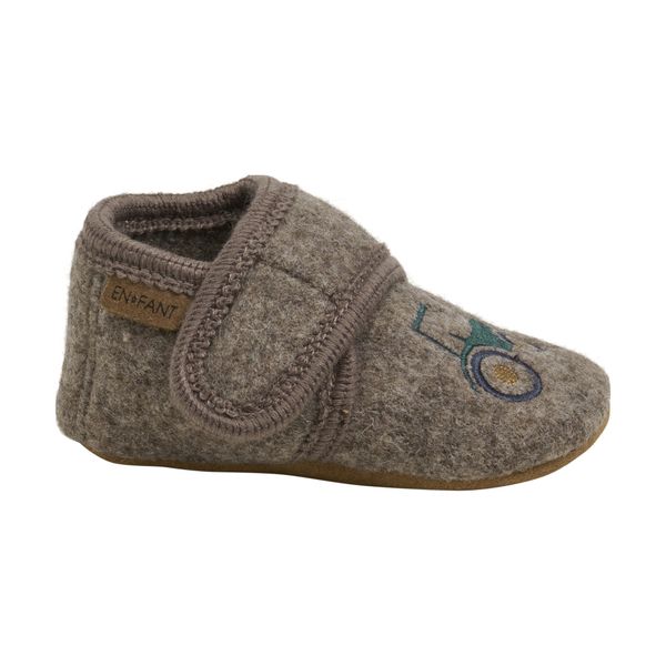 En Fant, ulltøfler med broderi , traktor walnut